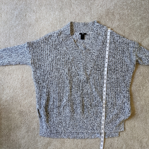 H&M | Black & White V-Neck Oversized Tunic Sweater - Picture 10 of 10